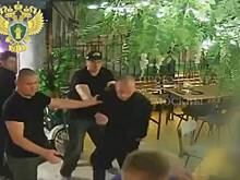 Избиение украинцев в московском баре попало на видео