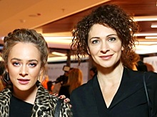 Аглая Тарасова приехала в суд вместе с матерью Ксенией Раппопорт