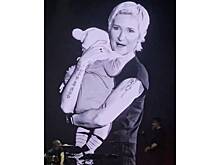 Арбенина появилась на сцене с трехмесячным ребенком