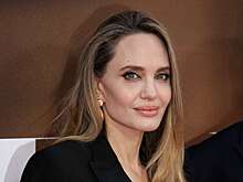 Выяснилось, кто оплатил поездку Джоли на Украину