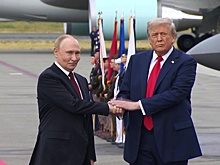 Трамп дважды пытался дернуть руку Путина во время рукопожатия