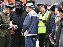 Под Москвой мигранты перекрыли дорогу военному транспорту с грузом для…
