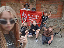 В Волгодонске дети показали нацистское приветствие возле знамени Победы