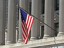 Подростки устроили фотосессию с флагом США у здания ФСБ в…