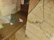 Истощенную беспомощную женщину на цепи нашли в российской деревне