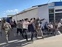 Задержанных на российской стройке мигрантов заставили идти строевым шагом и…