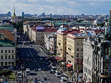 Женщина разделась на проезжей части в Петербурге